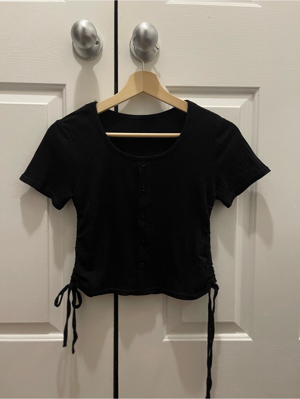 (NEW)Black Short Sleeve Button-Front Crop Top with Side Ties